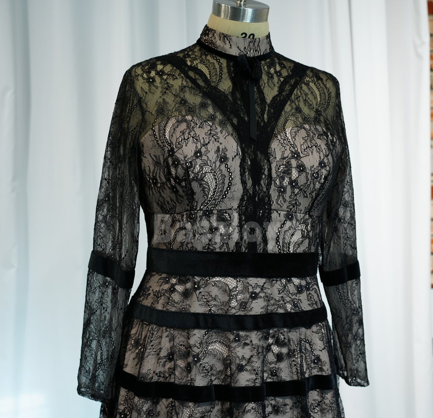 ED0117 Elegant Black Long Sleeves A-Line Evening Prom Dress with Applique