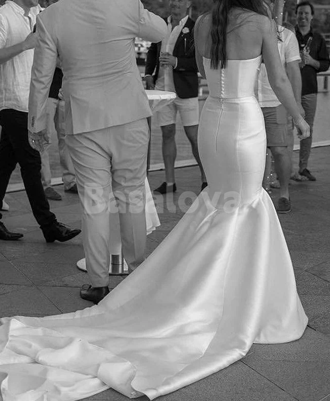WD0079 Glamorous White Strapless Mermaid Long Wedding Dress with Train