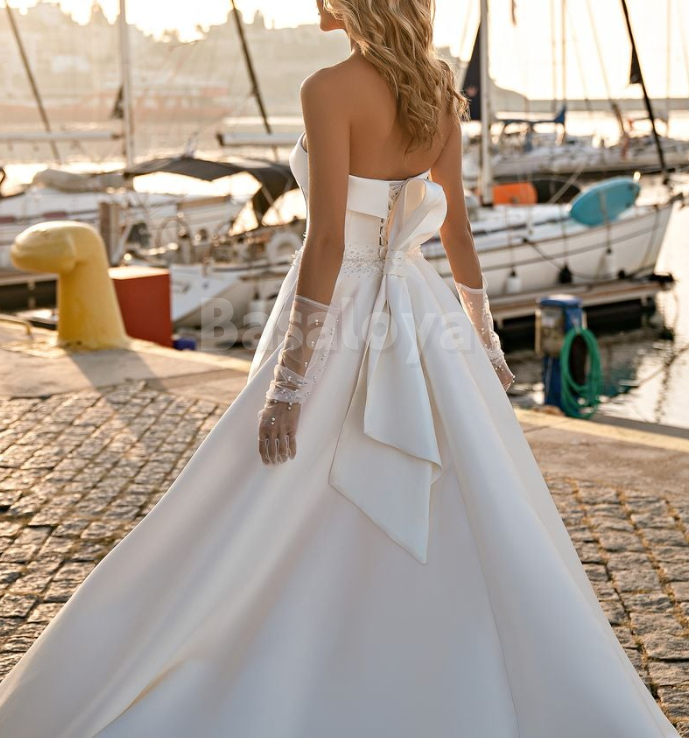 WD0028 Luxury Pearls Strapless A-Line Sweep Train Bridal Gowns with Gloves